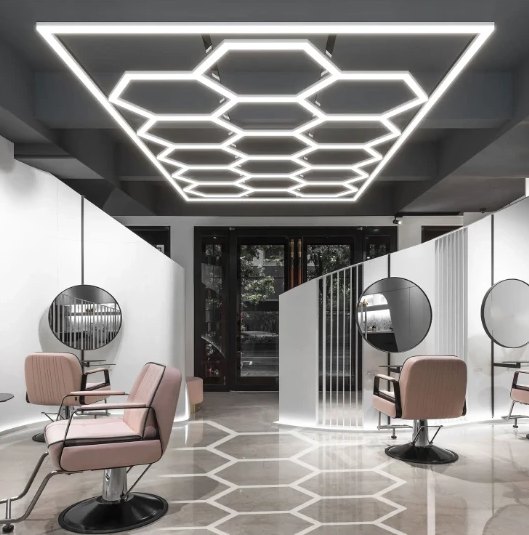 Acasă Iluminat fagure LED hexagonal suspendat în tavanul unui salon - sistem modular cu ramă